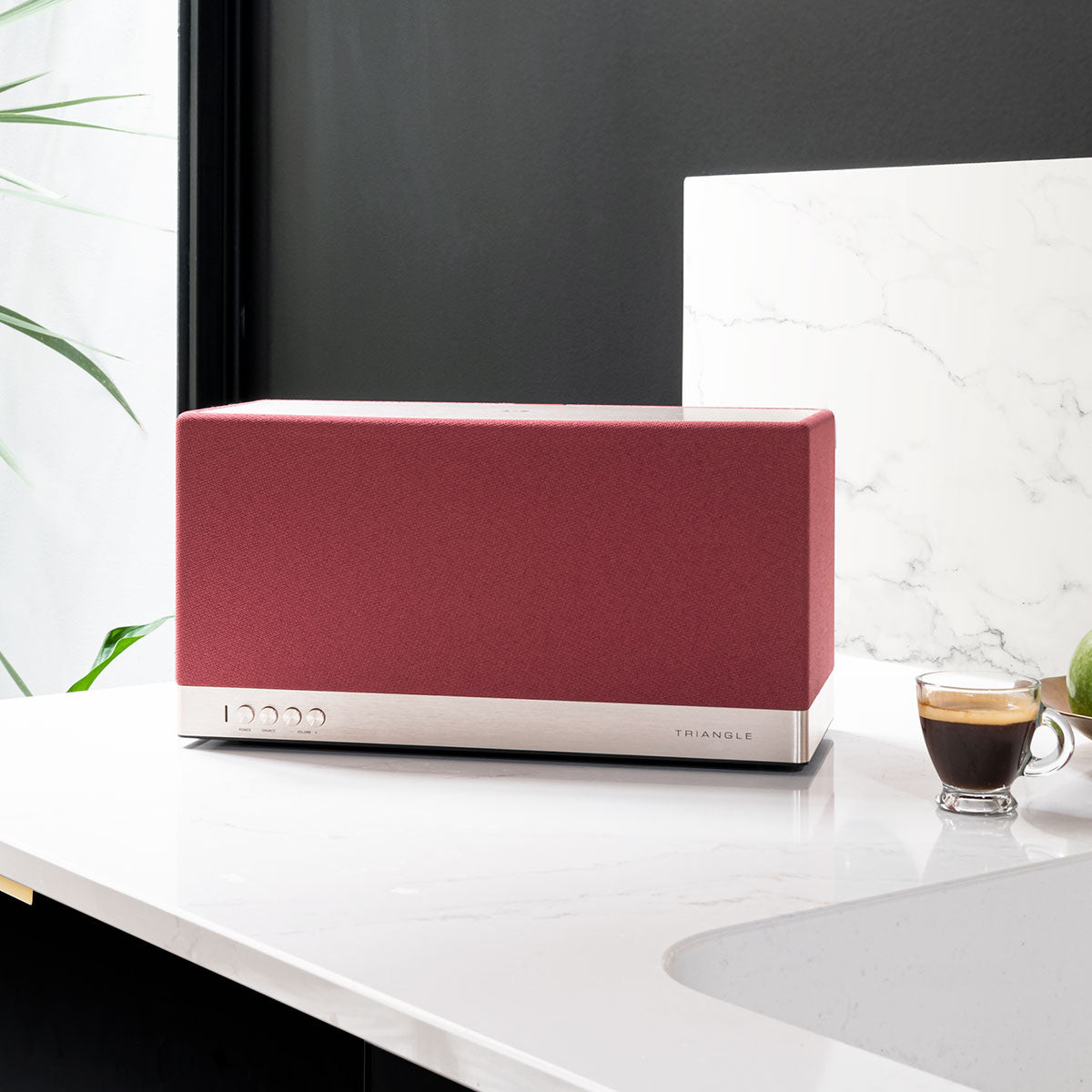 triangle-hifi-enceinte-aio3-enceinte-tout-en-un-bluetooth-wifi-AIO-rouge-bordeaux-picture-lifestyle